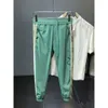 Herrenkleidung Ice Seide Weiche grüne Streifen Ultra dünn neun geteilte Freizeithosen Füße koreanischer Stil vielseitiger Schließsporthosen