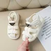 Sandalet kızlar 2024 Yaz Yeni Çocuk Roman Ayakkabı Prenses Büyük Kids Anti Slip Yumuşak Sole Plaj Markası H240507