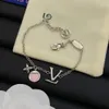 Als originele designer kettingen armbanden oorbellen roze hartbloem v letter hanger ketting mode sieraden luxe sets voor vrouwen