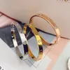 Designerschrauben Armband Mode Luxusschmuck trendy Armreif 18k Gold plattiert Titanstahl Diamant für Frauen Männer Nagelarmbänder als Originallogo
