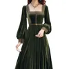 Casual jurken 2024 Autumn Green Vintage Velvet Dress Women Fashion Evening Party Maxi Ladies Lange mouw Elegant vrouwelijk vest