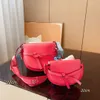 Tasarımcı eyer çantası Kadınlar tek omuz çanta çantası üst düzey deri yay flip tote çanta klasik nakış geniş arka kayış taşınabilir crossbody çanta