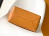 Le sac de sac de créateur du sac à main d'origine est fait de cuir à feuilles de vache doux trempé dans des sacs à provisions de marque.La poche du patch intérieur et la poche à fermeture éclair offrent un rangement soigné