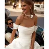 Een Boho Milla -lijn nova trouwjurken voor bruid uit schouder satijnen landen trouwjurken van de ontwerper bruidsjurken