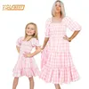 Abiti abbinati in famiglia Famiglia Mom Bambini per bambini Dress Dress Summer Mother Daughter Abiti abbinati Grid Pink Family Look Family Mom and Me Abiti Abiti D240507