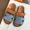 Topp Luxurys designer chypre sandaler med låda män kvinnor glider äkta lädermaterial tofflor platt sandles mens tränare avslappnad strand flip flop 35-45