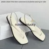 Die Reihe der Reihe flacher unterer dünner Gurt Zehen Clippers 2023 Sommer Fischgramm Square Kopf Echtes Leder einfache sexy Mode Sandalen für Frauen