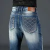 Jeans masculinos esticam jeans nostálgicos jeans mens da moda esbelta, design bordado de design arruinado de festas de moda de moda, tamanho grande y240507