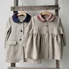 Tench Coats Baby Girl Clothes Frühling Herbst Long Mantel Baumwolle Wäsche Peter Pan Kragen Patchwork dünne Outwear Mode Kinder Kleidung H240507