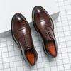 Lässige Schuhe 2024 Drei gemeinsame Leder -Männer dicke Sohlen erhöhte Gummi -Sohle -Geschäftsbüro Männlicher Kleid Lether
