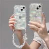 Études de téléphone portable 3d Laser Love Heart Hang Bracelet Étui de téléphone transparent pour téléphone 15 14 13 12 11 Pro Max 11 Couvre époxy de longe de perles mignonnes Couverture époxy