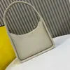 7A Designer Bag Crescent-formad underarmsäck handgjorda med 264 sömmar med samma färg naturlig kalvskinn silvermetall accenter