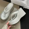 Slippers Женщины шелковые блюда, скользящие туфли для женщин 2024 Модная платформа, женские шлепанцы