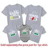 Familie Matching Outfits Batterij Afdrukken Daddy Mommy Dochter Son Baby Familie Matching Cleren Cotton Familie Look Dad mama en ik kinderen T -shirts Baby Rompers D240507