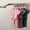 Ensembles de vêtements pour bébés filles en deux pièces sur des tenues de t-shirt à manches courtes coréennes pantalons à manches courtes coréennes à manches