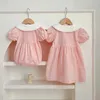 Familienübergreifende Outfits Sommer Neue passende Schwester -Outfit Kinder Baby Mädchen Kleidung Mädchen Kurzarm Kleid Stickkragen Baby Strampler Prinzessin Kleid D240507