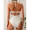 Moda de banho feminina de biquíni branca com nervuras sexy oco de miçangas