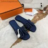 Slippers Hremms de niveau supérieur 2024 Nouveau pantoufle de plage à fond plat en cuir polyvalent de haute mode pour les sandales pour femmes avec un logo de marque 1: 1