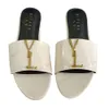 Luxus Metallic Slide Cassandra Gold Buchstaben Sandalen Designer Slides Damen Pantoffeln Krokodilleder Schuhe Sommer Mode Wide Flip Flops Slipper für Frauen