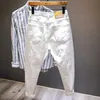 Jeans masculin nouveau jean blanc masculin massage de la mode enracinée mince pantalon harem confortable mâle mâle strtwear pantalon denim y240507