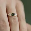 Кольца Band Rings Classic Gold Womens Кольцо великолепное металлическое зеленое, инкрустированное с цветочным сяванием камней и обручальным кольцом J240506