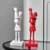 Banksy knuffelen Bomb Girl Statue Sculptur Hugger knuffelen Peace Bomb Girl Home Decoratie Accessoires Woonkamer Decoratie 240429