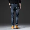 Jean haut de gamme d'hiver épais pour hommes avec un ajustement slim et de petits pieds marques de mode européennes pour hommes légers luxe élastique polyvalent pantalon élastique