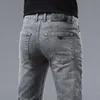 Jeans versáteis cinza para homens 2024 Marca de moda européia elástico de luxo de luxo de luxo de luxo de alta qualidade estilo longo