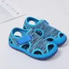 Zomer babyjongens sandalen kinderen strand sandalen zachte bodem unisex meisjes niet -slip baby schoenen kinderen buiten anticollisie schoenen 240418