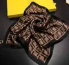 2023 Летний день дизайнер Женщина шелк шарф модные буквы на голове бренд роскошный бренд маленький шарф