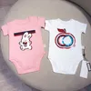 Kleidung 2pcs weiß mit rosa Sommerjungen/Mädchen Baby BodySuit süßer Tierdruck Strampler weicher Baumwoll -Overall für Neugeborene Kleidung