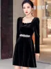 Повседневные платья Pinkoz Gothic Chic Women Midi A-Line Платье Бархат-квадратное воротник Черный элегантная молодая женщина с поясными везидами