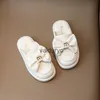 Slipper Childrens Baotou Half Slippers 2024 Ny sommarbåge Soft Sole Lazy Kick Shoes H240507