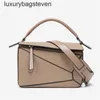 Bolsas de diseñador de alta gama de Loeiwe para mujeres bolsas de geometría empalmada minimalista de mano