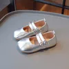 Meisjes Mary Janes smal band Gold Sliver Light Children Flat Shoes 26-36 Stijlvolle vierkante teen feest flexibele lente kinderen schoen 240506