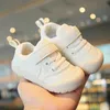 Baby Walking Shoes menino e menina solas macias Antiskid Childrens Sneaker Mesh Acessórios respiráveis 240415
