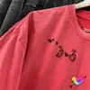 T-shirts masculins 2024 printemps d'été Oversize vintage T-shirt Red Men Femmes Broidered Patches t Wash Tops Break Details Short Seve H240507