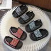Sandals 2024 Été Nouveaux garçons édition coréenne Girls Poldalide Lightweight and Breathable Beach Shoes Mid Taille Childrens Open Toe H240507
