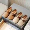 Sneakers Girls Little Leather Shoes 2023 Herfst nieuwe Boken Soft Koreaanse editie Fashion Baby Single Breathable H240507