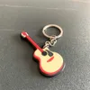 Keychains Lanyards Creative Classic Guitar Keychain Fashion Sile Musical Instruments Ornaments Accessory Keyring Bag Pertense para hombres Mujeres regalo