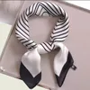 Quadratische Nachahmung Seidenschal Schwarz -Weiß gestreifter Kopf Wrap für Frauen Multifunktion Feeling Neckerchief 240430