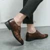 Brown Derby Chaussures pour hommes pointues à lacets à lacets Chaussures formelles à la main