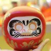 Miniatures 10cm Céramic Daruma Doll Lucky Cat Fortune Ornement Money Box Office Store Hotel Tabletop Craft Home Decoration Business Gifts