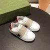 Designer Bee Toddler Sneakers Kids Skor pojkar flickor utomhus tränare vita läder platt skor