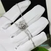 Fashion Women Collier Silver Classic Noble Hollow Camellia avec diamant Incrust Design Charm exquis Designer Magnifique élégant bijoux de dame élégante