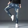 Jeans masculinos esticam jeans nostálgicos jeans mens da moda esbelta, design bordado de design arruinado de festas de moda de moda, tamanho grande y240507