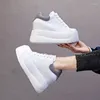 Chaussures décontractées en cuir authentique blanc pour femmes 2024 TRENDE HAUT HEEL PLATEFORME SALLAGE FEMME FEMME CEIN