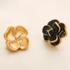 Ontwerper Geometrische oorbellen Stud voor vrouwen 18K Gold vergulde bloemvorm zwart/wit/roze 3 kleur optionele dubbele letter retro persoonlijkheidsfeestje sieraden cadeau