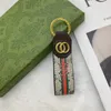 Högkvalitativ läder nyckelchain klassisk utsökt lyxig designer bil nyckelring zinklegering bokstäver män och kvinnors universella lanyard metall liten hänge topp11