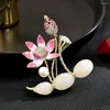 Brooches Fashion Pearl Lotus Crystal for Women Badges Men Badges Robe décontractée Fleur Fleur Shining Boutique épingles bijoux